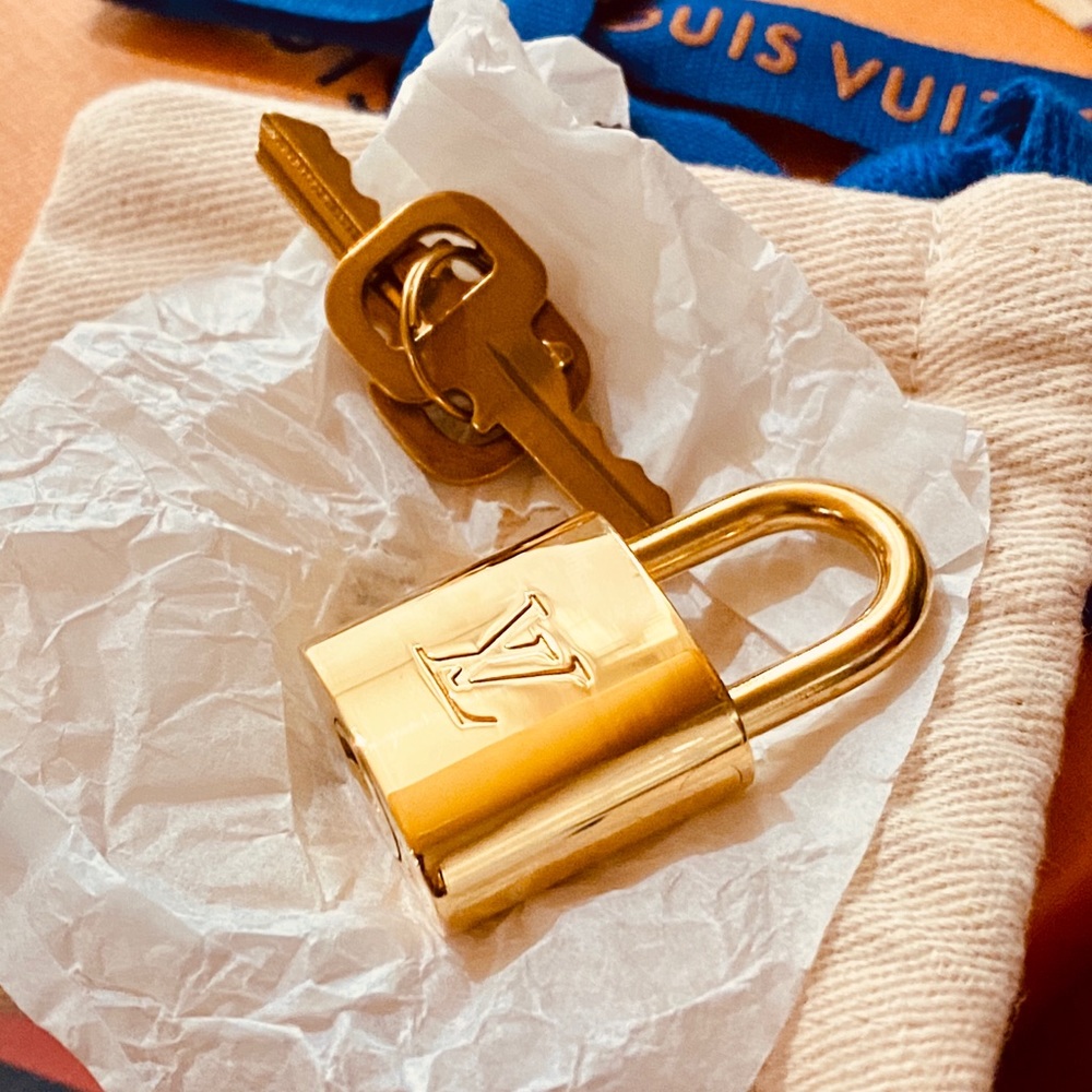 🔐🔐🔐Authentic New Louis Vuitton Lock & Key Set - Picture 7 of 7